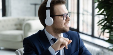 Photo d’un homme avec des écouteurs sur les oreilles 