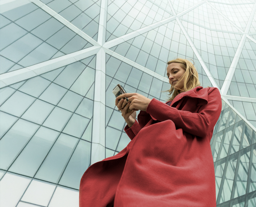 Photo d’une femme regardant son téléphone