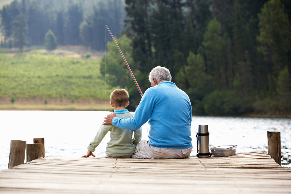 Grand-père et petit fils à la pêche.