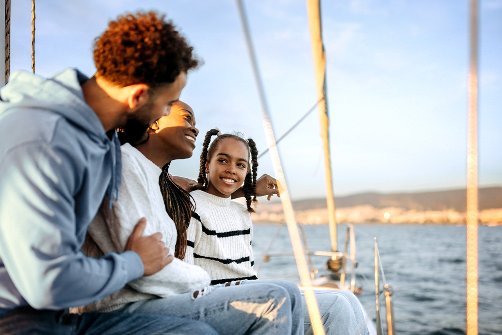 Image d'une famille sur un bateau